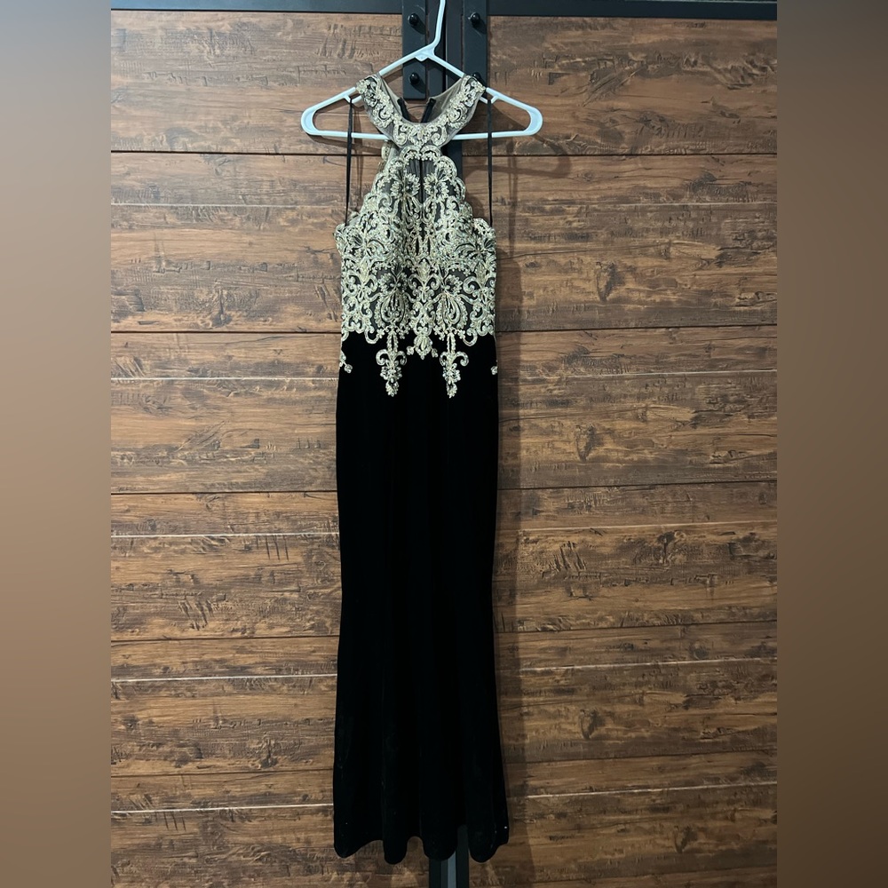 Gorgeous black velvet and beaded Xscape formal gown